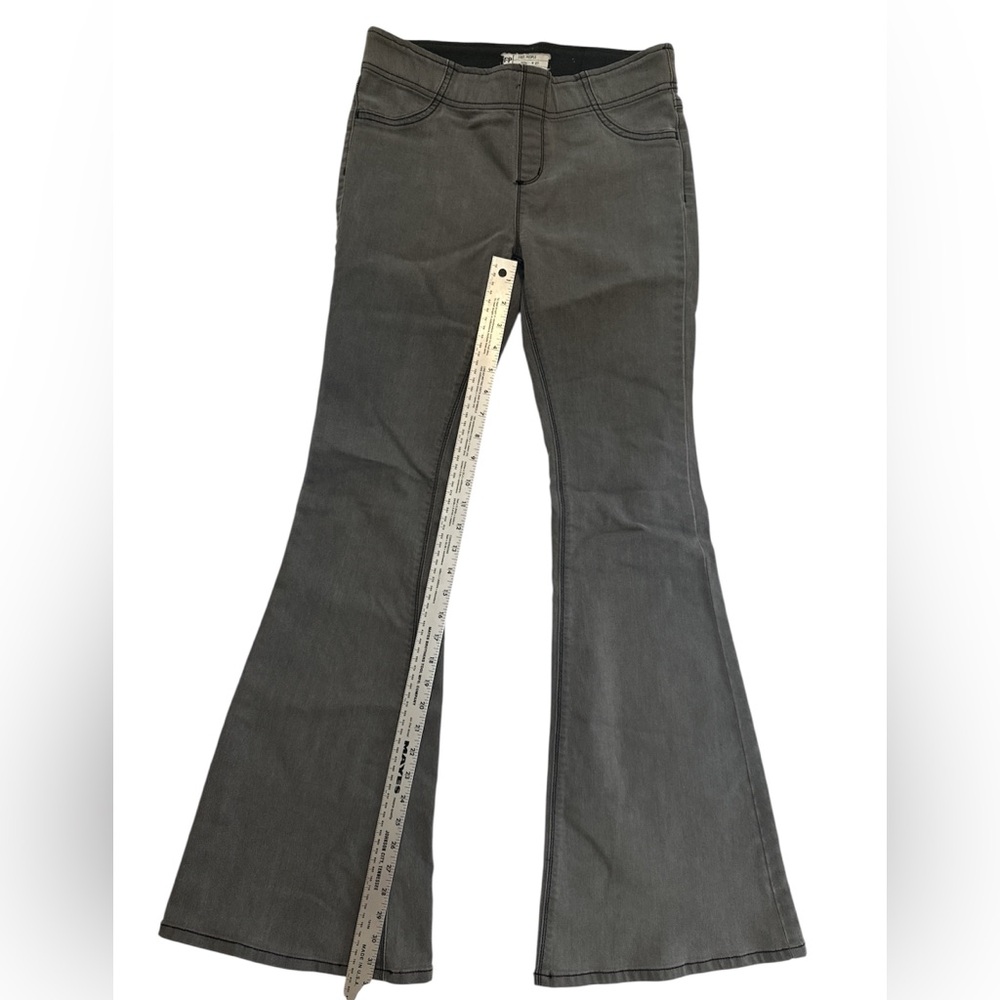 🖤Free People Charcoal Gray Flared Jeans with Elastic Waist - Size 27 - Picture 3 of 10